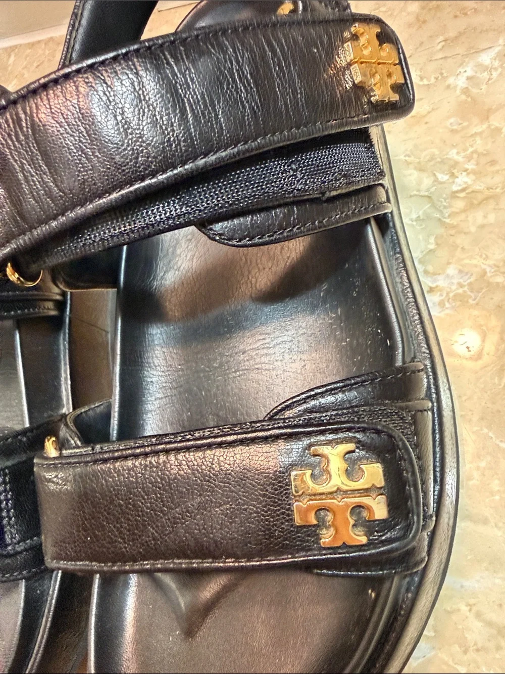 Tory Burch Black Leather woman Sandals with Gold Logo Accents - Picture 5 of 7